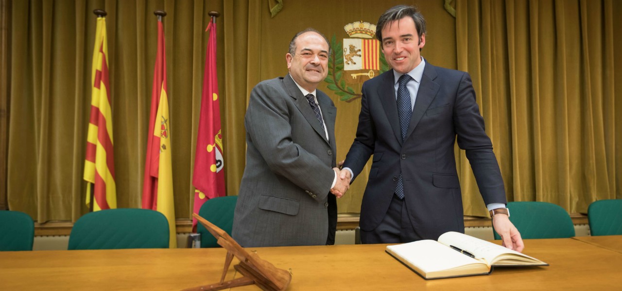 Foto del apretón de manos entre el director de Fundación Endesa y el alcalde de Vielha