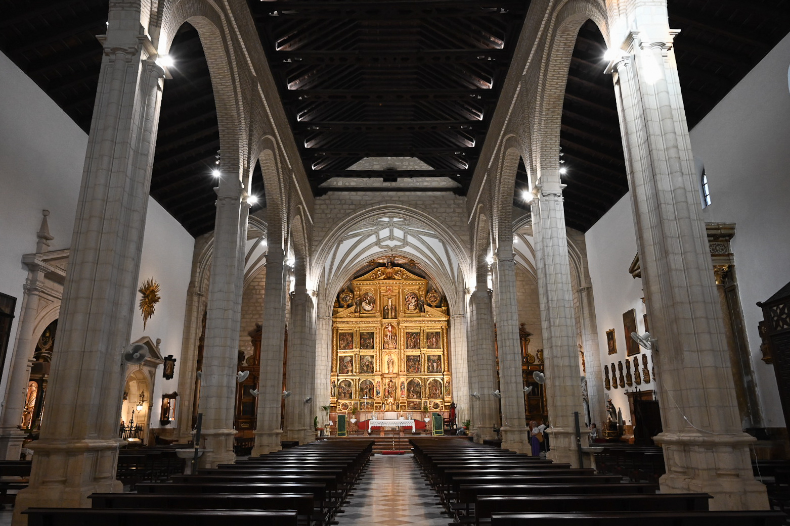 Resaltamos la belleza del interior de la iglesia de San Mateo Apóstol ...